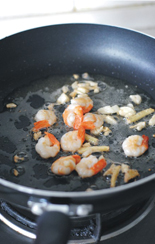 蚝油虾仁玉子豆腐,锅热油，爆香姜蒜，下虾仁。