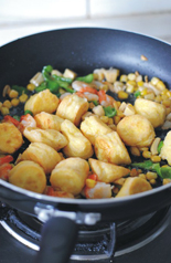 蚝油虾仁玉子豆腐,放入煎好的玉子豆腐。