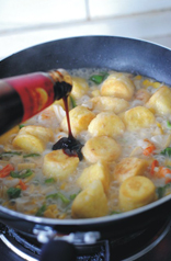 蚝油虾仁玉子豆腐,加适量清水和<a style='color:red;display:inline-block;' href='/shicai/ 721'>蚝油</a>。
