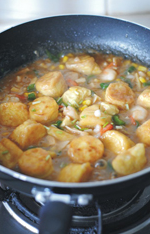 蚝油虾仁玉子豆腐,加少许盐、<a style='color:red;display:inline-block;' href='/shicai/ 10588'>糖</a>调味。