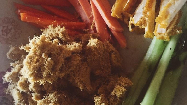 寿司,把食材全部如图准备好。