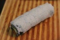 鳗鱼寿司,接着卷起来就好啦,注意不要把保鲜膜也卷进去哦。刀上沾水切就不会粘,每切一刀都要擦干净再切下一个哦。