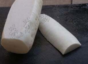 香辣萝卜干,<a style='color:red;display:inline-block;' href='/shicai/ 24'>萝卜</a>洗干净后,取皮的部分。厚厚地把皮这么切下来(切下的皮大概1000克左右);