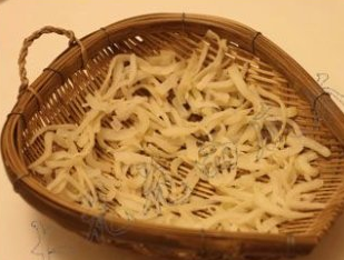 香辣萝卜干,将萝卜丝摊开晾起来,在通风阴凉处晾一天,晾好的萝卜丝大概500克左右