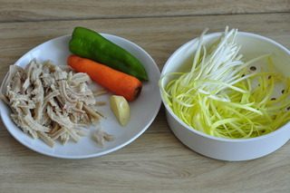 韭黄炒肚丝,原料图