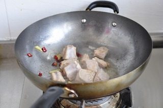 梅干菜蒸排骨,锅里放油,小火煸炒葱姜八角。出香味后放入排骨,干辣椒。排骨微微黄即可