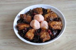 梅干菜蒸排骨,码放到碗里或者盘子里