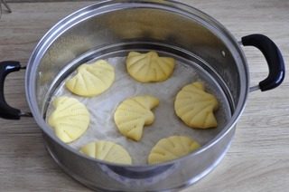 梅干菜蒸排骨,荷叶饼做好,放在温暖处二次发酵