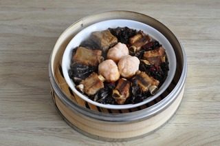 梅干菜蒸排骨,双层蒸笼,先蒸30分钟排骨,再把荷叶饼放在上面,一起蒸15——20分钟