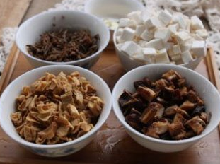 杂菇笋干烩,菇类和笋干都切小块,咸芽菜切小段(或者直接用碎米芽菜),蒜切片
