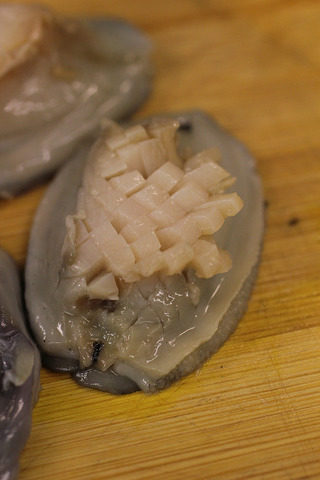 香煎新西兰黑鲍鱼配本帮秘汁,切好所有鲍鱼备用,并制作酱汁(即葱<a style='color:red;display:inline-block;' href='/shicai/ 37'>姜</a>蒜红椒切成末,加入20毫升生抽,20毫升蜂蜜,20毫升麻油。)