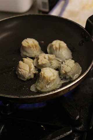 香煎新西兰黑鲍鱼配本帮秘汁,用黄油煎香鲍鱼。两面各1分钟即可