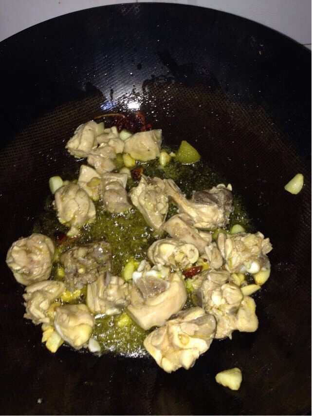 香菇土豆炖鸡腿,锅中放油。 油热了。依次加入葱姜蒜。八角。 鸡腿进行翻炒