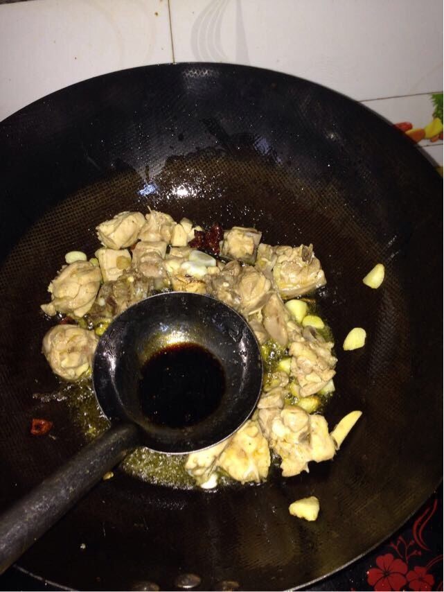 香菇土豆炖鸡腿,再加入酱油。 白糖少许。