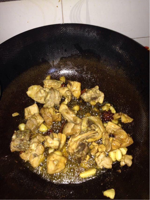 香菇土豆炖鸡腿,炒至金黄