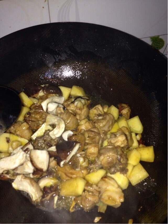 香菇土豆炖鸡腿,再加入香菇。