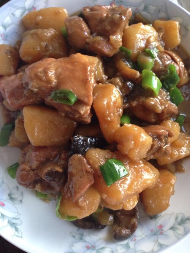 香菇土豆炖鸡腿,大火收汁。加味精。 葱花出锅。就可以了