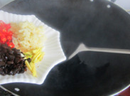 紫苏炒螺,炒锅烧热后,下油,倒入姜蒜和<a style='color:red;display:inline-block;' href='/shicai/ 10082'>豆鼓</a>煸出香味。