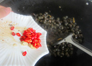 紫苏炒螺,再放入<a style='color:red;display:inline-block;' href='/shicai/ 62'>辣椒</a>