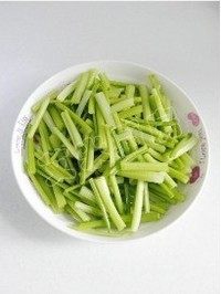 芹菜豆干炒鱿鱼须,<a style='color:red;display:inline-block;' href='/shicai/ 125'>芹菜</a>摘去叶子,洗净后切成4cm长的段
