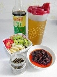 芹菜豆干炒鱿鱼须,葱和<a style='color:red;display:inline-block;' href='/shicai/ 62'>辣椒</a>斜切成段,姜切丝,蒜切块