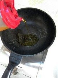 芹菜豆干炒鱿鱼须,锅烧热,倒油