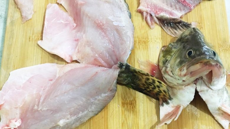 💁松鼠桂鱼🐟,鱼头斜刀切掉,把鱼骨两边肉剔下来,注意鱼尾部分要连在一起。