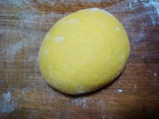 双色栗蓉包,南瓜蒸熟碾成泥状加酵母,放入面粉中和成面团