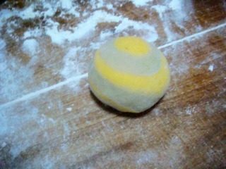 双色栗蓉包,放入面皮中间,包起来收口向下