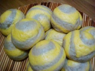 双色栗蓉包,凉水入锅,开锅蒸20分钟,焖3分钟出锅