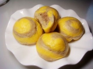 双色栗蓉包,放入盘中,端上桌就可以吃了