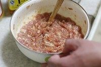黄金没菜蒸肉饼,搅拌好的肉馅,质地会明显感觉到轻盈了许多,体积也增大了。试试味道,如果不够咸再按照自己的口味加盐调味。调味方面,喜欢甜的可以多加些糖。我喜欢加些味霖。