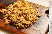 黄金没菜蒸肉饼,梅菜提前洗干净泡水,把咸味泡掉。细细切碎。