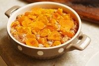 黄金没菜蒸肉饼,调好的梅菜肉饼铺入容器,加入咸蛋黄,大火蒸20-30分钟左右。