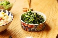豌豆饭,这天我烫了菠菜,简单的凉拌了一下。加了生抽,醋,糖,和少许芝麻油。吃辣的当然放油辣子更好!