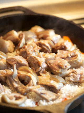 抓饭,随后将胡萝卜铺满锅底,之上铺浸泡好的大米,最后码上羊肉,将高压锅内的汤汁也导入锅中,不够的话加水至刚刚没过米表面泛起一点油花的量,开锅后转制最小火焖煮40min(根据米的质地调整,米需要熟透而不软烂)。20min后盐调味并翻动整锅抓饭,使胡萝卜和米均匀融合,上盖继续焖煮