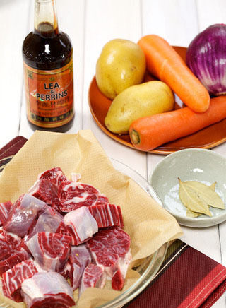 传统慢炖牛肉,食材表:• <a style='color:red;display:inline-block;' href='/shicai/ 8114'>牛腱肉</a>• <a style='color:red;display:inline-block;' href='/shicai/ 23'>土豆</a>• <a style='color:red;display:inline-block;' href='/shicai/ 25'>胡萝卜</a>• 红洋葱• 现磨黑胡椒• 干红葡萄酒• 香叶• 高汤• 红辣椒粉• 蒜• 花椒• 橄榄油• 李派林喼汁 Worcestershire sauce • 老抽• 盐• 糖