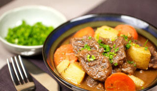 传统慢炖牛肉,最后撒点小葱绿、欧芹或者香菜,看你喜欢吧,enjoy