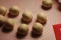 咖啡墨西哥面包,分割成均匀的小面团,约60g/个,醒发10分钟。