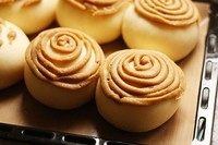 咖啡墨西哥面包,面团完成发酵后,把咖啡奶油挤在面包上,不用全部覆盖,黄油遇热会融化,自然会覆盖整个面包,挤到面包1/3处就可以了。烤箱预热,开热风,180度烤15分钟。