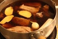 蜜汁烤肋排,水开后,中火煮大约30分钟左右。