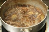 蜜汁烤肋排,煮至水剩一小半时,可以关火就把猪肋排泡在里面一个晚上。(我是前一晚准备好,第二天起来烤)当然也可以煮好就直接烤的。