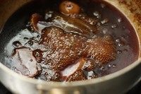 蜜汁烤肋排,把猪肋排捞出来,剩下的汤汁继续收浓。