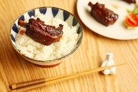 蜜汁烤肋排,色泽诱人的蜜汁烤猪肋排完成啦!开餐~