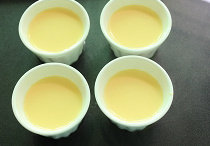 蛋奶布丁,滴入几滴<a style='color:red;display:inline-block;' href='/shicai/ 903'>朗姆酒</a>,搅匀即成布丁液。搅拌好的布丁液,过筛入模