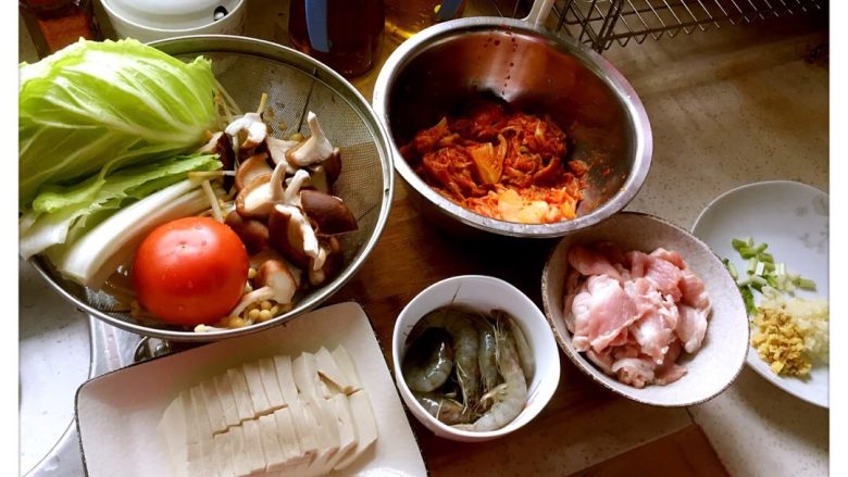 韩式泡菜锅,<a style='color:red;display:inline-block;' href='/shicai/ 114'>白菜</a>、蘑菇、<a style='color:red;display:inline-block;' href='/shicai/ 234'>金针菇</a>、<a style='color:red;display:inline-block;' href='/shicai/ 3551'>西红柿</a>洗净，<a style='color:red;display:inline-block;' href='/shicai/ 428'>五花肉</a>切片，<a style='color:red;display:inline-block;' href='/shicai/ 465'>豆腐</a>切片，<a style='color:red;display:inline-block;' href='/shicai/ 300'>虾</a>洗净（可以去沙线也可以不去），韩国辣<a style='color:red;display:inline-block;' href='/shicai/ 114'>白菜</a>切小段。所有材料备用。
