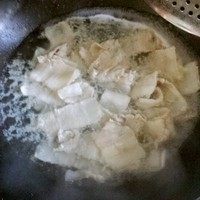 快手小炒肉,炒锅放入水适量烧开放入切好的五花肉片，水开立马盛出备用