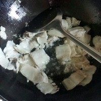 快手小炒肉,炒锅烧热倒油，油热放入焯好的五花肉，稍微翻炒
