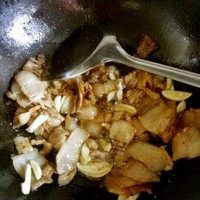 快手小炒肉,加入切好的蒜瓣再次翻炒，蒜炒出香味儿