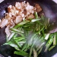 快手小炒肉,把肉盛出或者推到一边儿，加入切好的杭椒，炒6分熟，跟肉混合加入适量盐调味翻炒，出锅前倒入少许<a style='color:red;display:inline-block;' href='/shicai/ 788'>生抽</a>提鲜提味儿！
出锅了！
